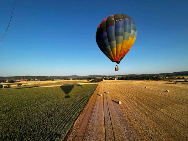 Shared hot air balloon flight on the Costa Brava (Families of 2 adults and 2 children)